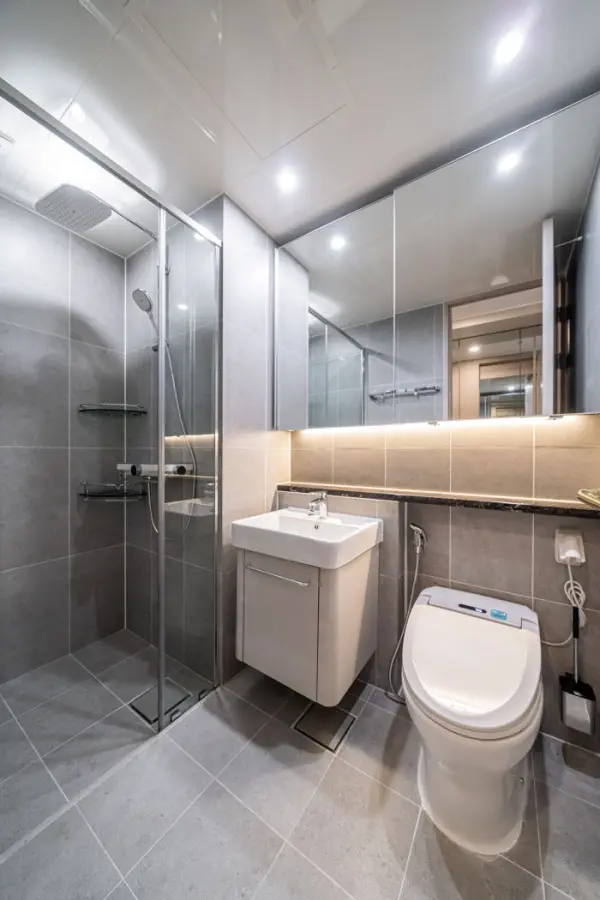 그레이톤 유리 샤워부스가 있는 모던 욕실